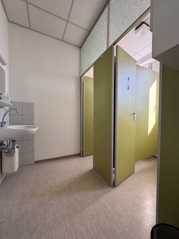 VB3334 Kleine ca. 43 m³ Büroeinheit und ca. 77 m² Lager Regensburg - Nord zimmer