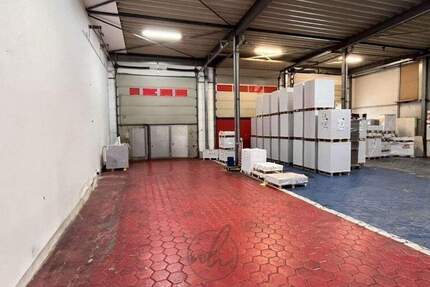 Ebenerdige Lagerfläche mit zwei Sektionaltoren in Norderstedt zimmer