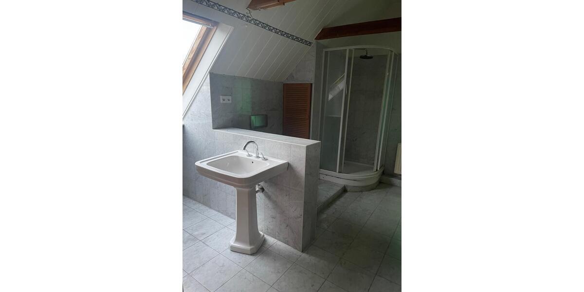 Wohnhaus renovierungsbedürftig mit großem Garten. Kaltmiete 6 zimmer