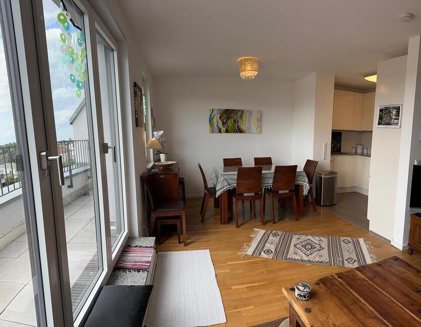 Hochwertig eingerichtete DG-Wohnung mit großer Dachterrasse u. schöner Aussicht auf den Hahneberg 4 zimmer