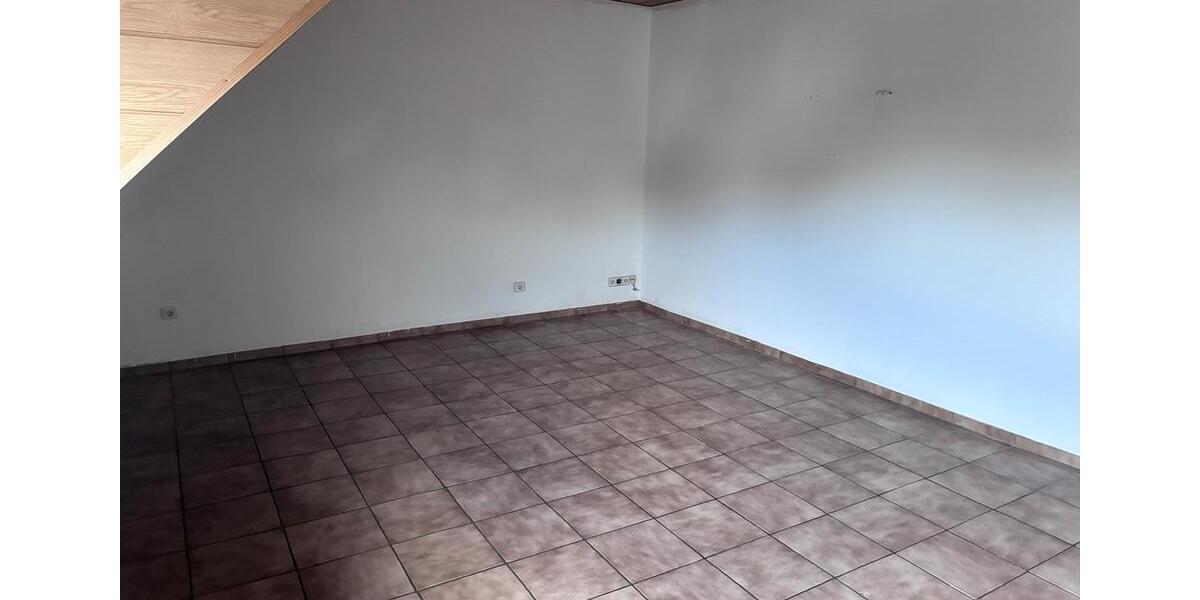 Dachgeschoßwohnung Püttlingen - 3 Zimmer, 90 m&sup2;, 600&euro; | Angebot:24839798