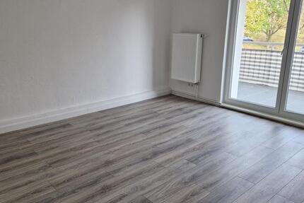 Wundervolle, frisch renovierte 2-Zimmer-Wohnung mit großzügigem Balkon im Erdgeschoss zu vermieten 2 zimmer