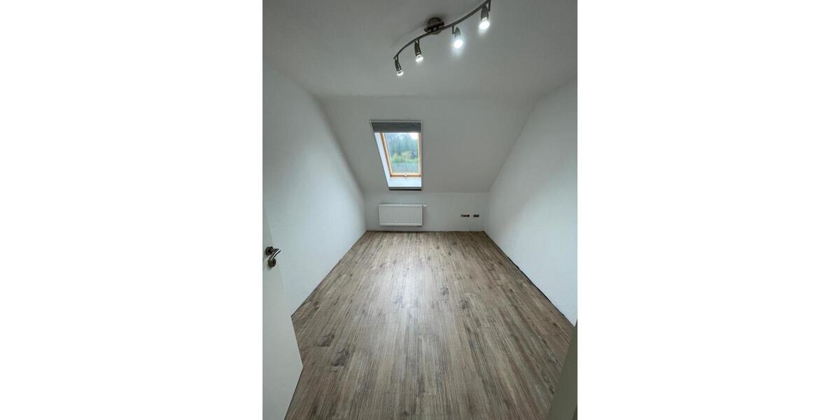 Dachgeschoßwohnung Dentlein am Forst - 3.5 Zimmer, 71 m&sup2;, 800&euro; | Angebot:25395573