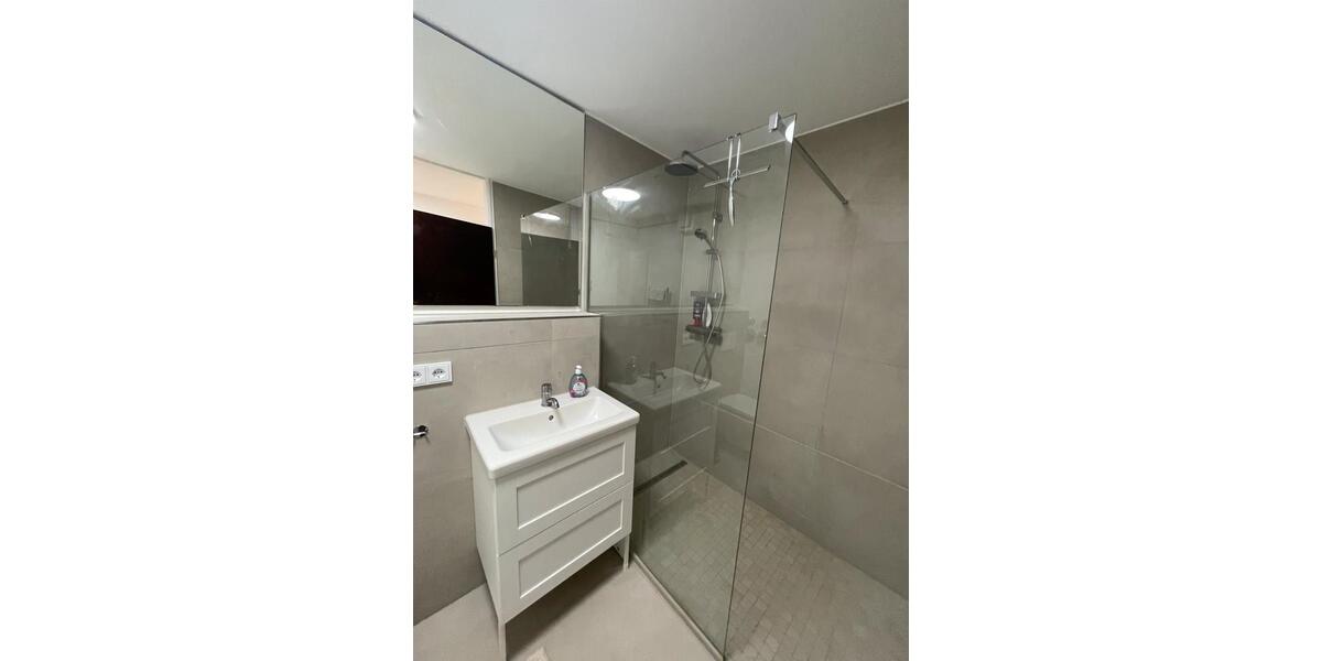 Möblierte Wohnung ink. Fischgrätparkett mit Balkon und Stellplatz 2 zimmer