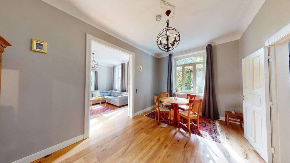 Renoviertes Altbau-Haus aus der Gründerzeit in Bauernhaus-Umgebung Alt-Osdorf