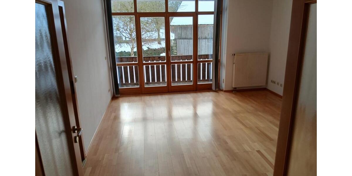 Erdgeschoßwohnung Cham - 4 Zimmer, 115 m&sup2;, 700&euro; | Angebot:25549096