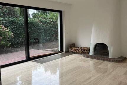 D-Kaiserswerth: Terrassenwhg., 2 Zimmer, ca. 80 m² Wohnfl., mit kl. Garten, ca. 60 m² Nutzfläche, Terrasse, Stellplatz 2 zimmer