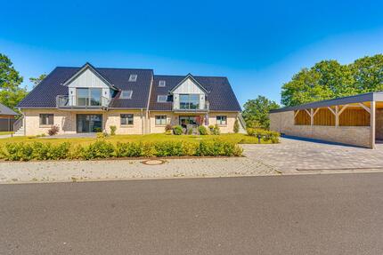 Moderne DG-Wohnung mit ca. 143 qm Wohn-Nutzfläche! 2 Balkone, hochw. EBK, Carport und Stellplatz! 4 zimmer