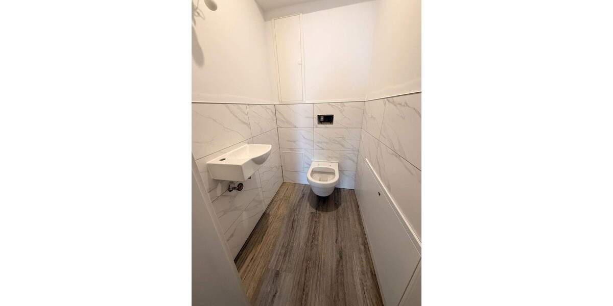 Doppelhaushälfte kernsaniert und energieeffizient mit Garage und Stellplätzen in Römerberg 3 zimmer