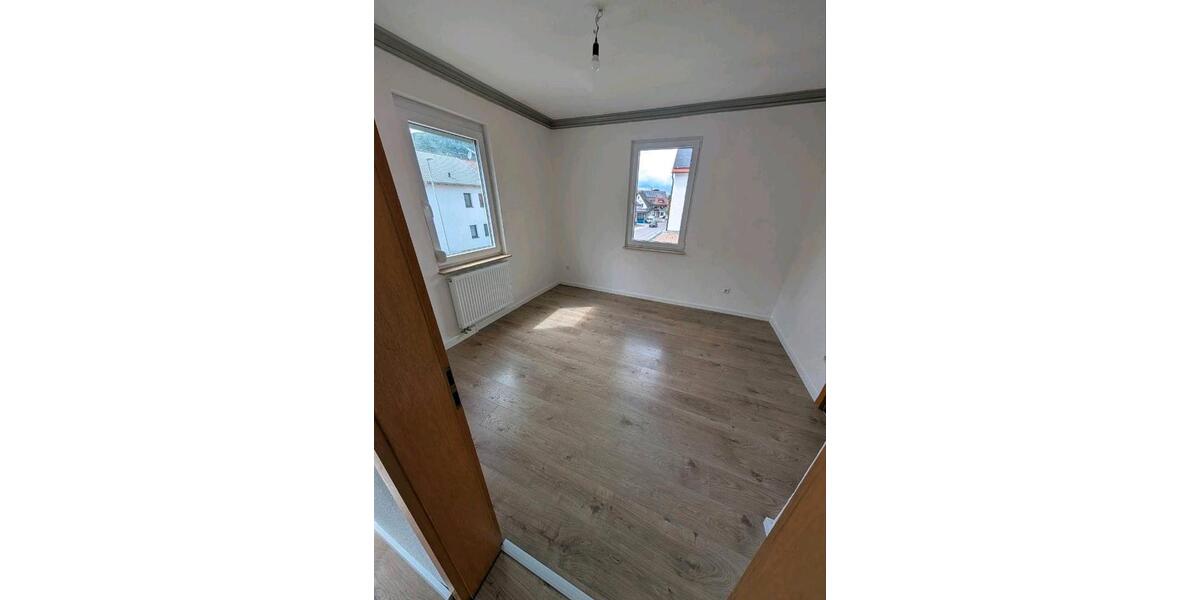 Etagenwohnung Nürtingen - 7 Zimmer, 147 m&sup2;, 1.499&euro; | Angebot:26592362