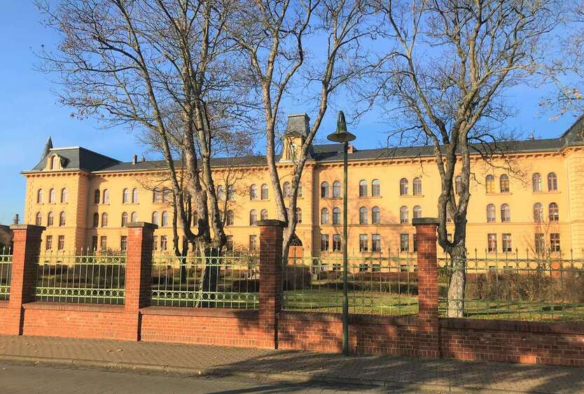 NEU -frisch renoviert. Gut geschnittene 4 Zimmer mit Balkon und Einbauküche! 4 zimmer