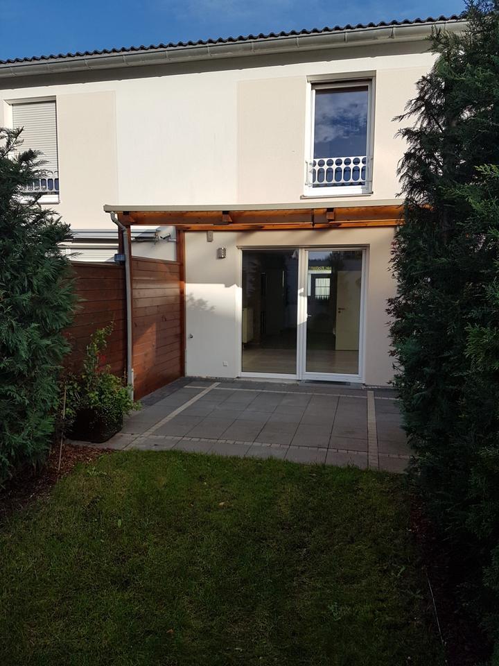 Kleines Reihenhaus mit Garten und Parkplatz