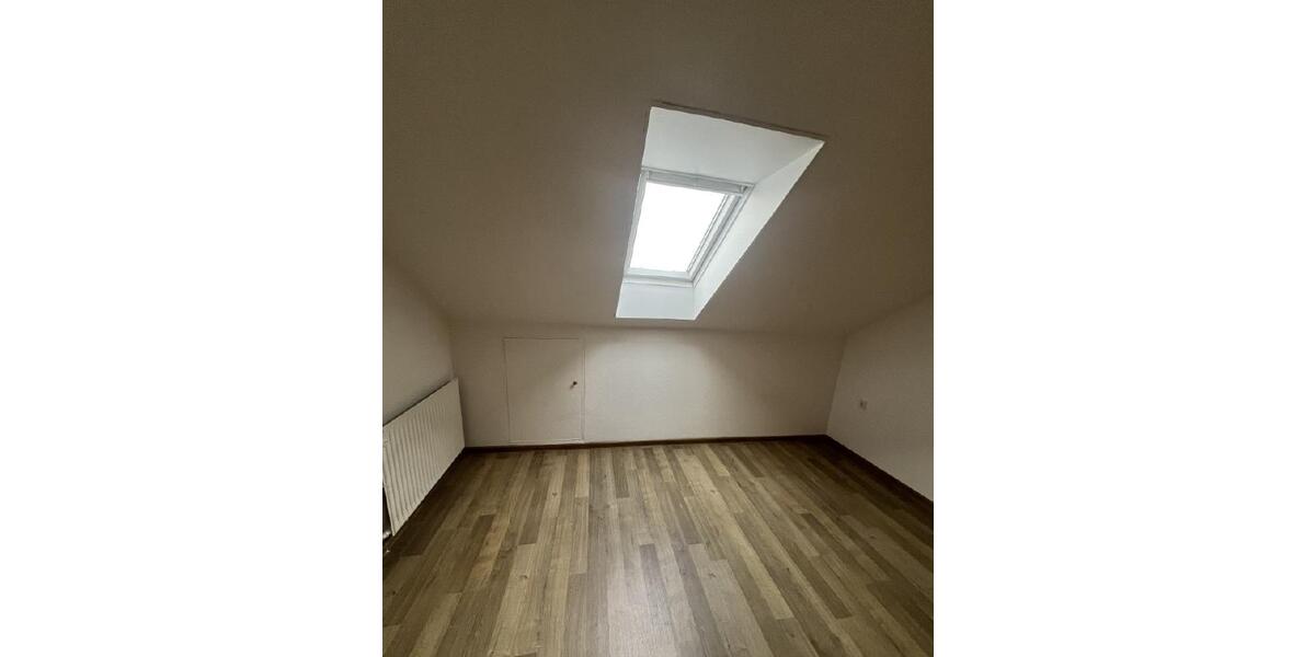 Gemütliche 2-Zimmer-Dachgeschosswohnung mit Einbauküche und Badewanne 2 zimmer