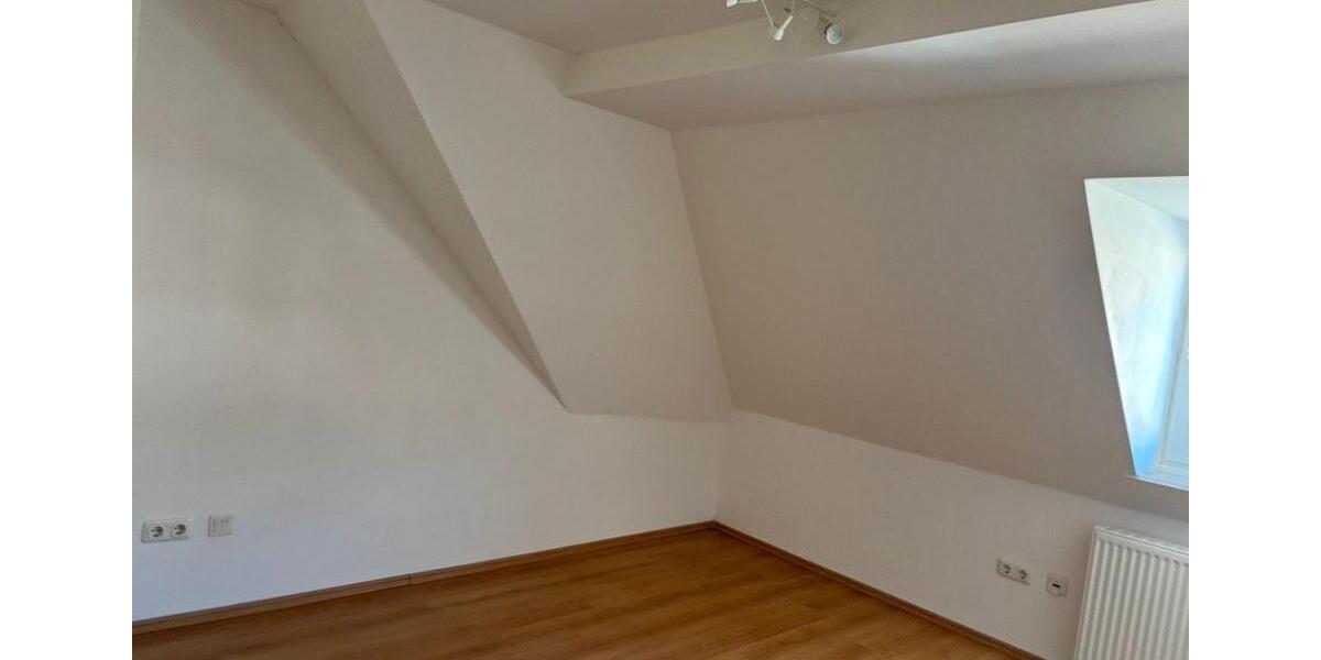 Dachgeschoßwohnung Hof Altstadt - 4 Zimmer, 85 m&sup2;, 850&euro; | Angebot:26582307