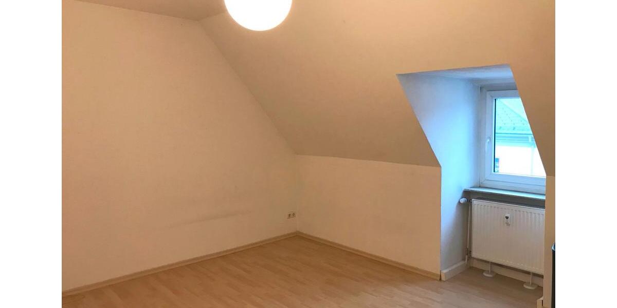 Dachgeschoßwohnung Weiden in der Oberpfalz - 3 Zimmer, 90 m&sup2;, 850&euro; | Angebot:26638674