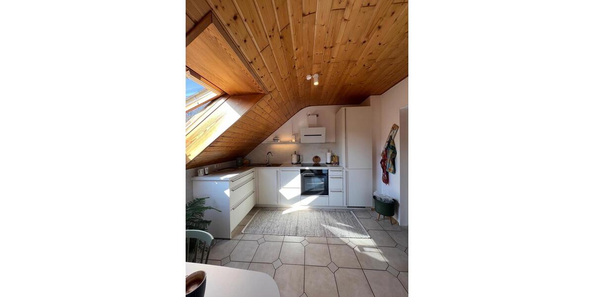 Dachgeschoßwohnung Höchberg - 3 Zimmer, 78 m&sup2;, 850&euro; | Angebot:25881492