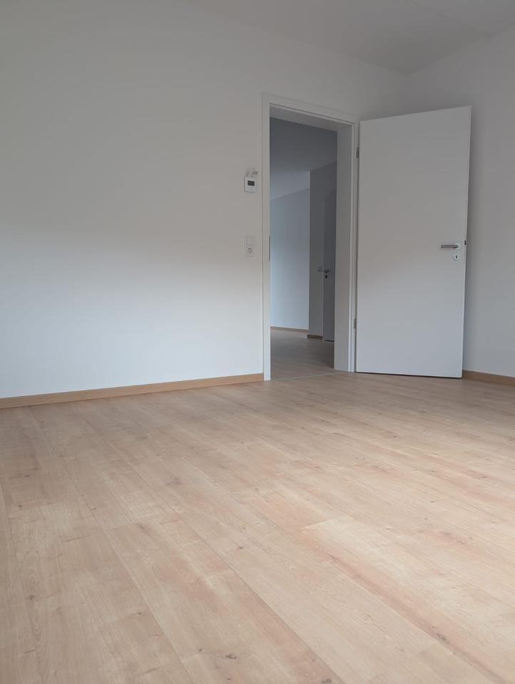 Erstbezug: Stilvolle NeubauWohnung mit großer Terrasse, Einbauküche und Stellplatz