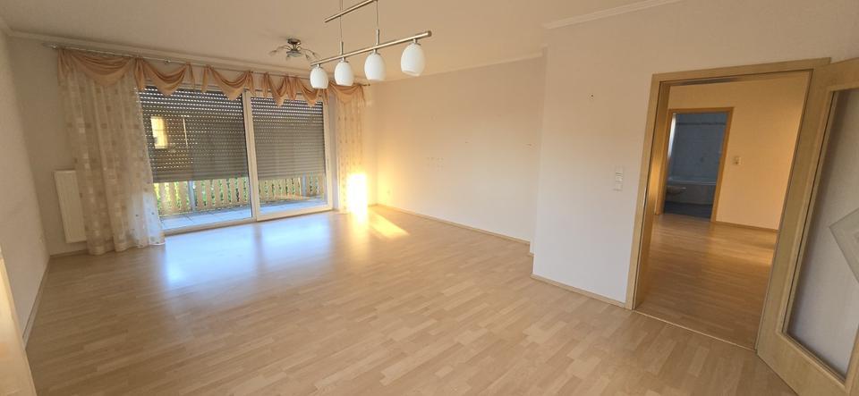 Helle 4-Zimmer-Wohnung, Balkon in ruhiger Wohnlage inkl Carport
