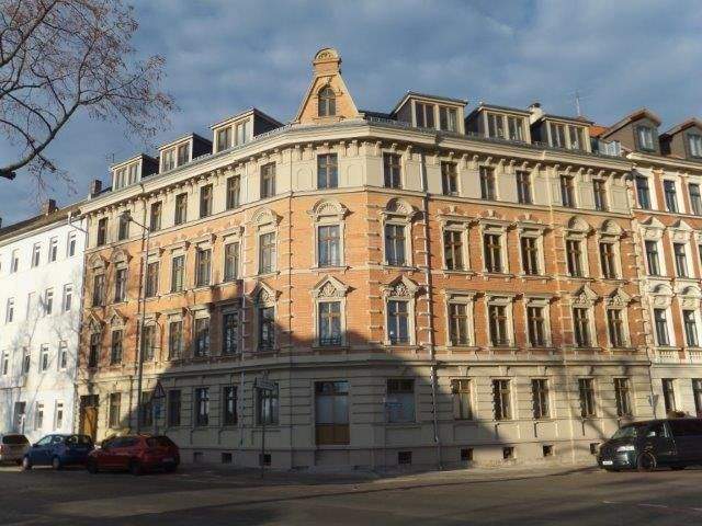 Frisch saniert: Großzügige 3-Z-Wohnung mit EBK und 11 m² großem Balkon