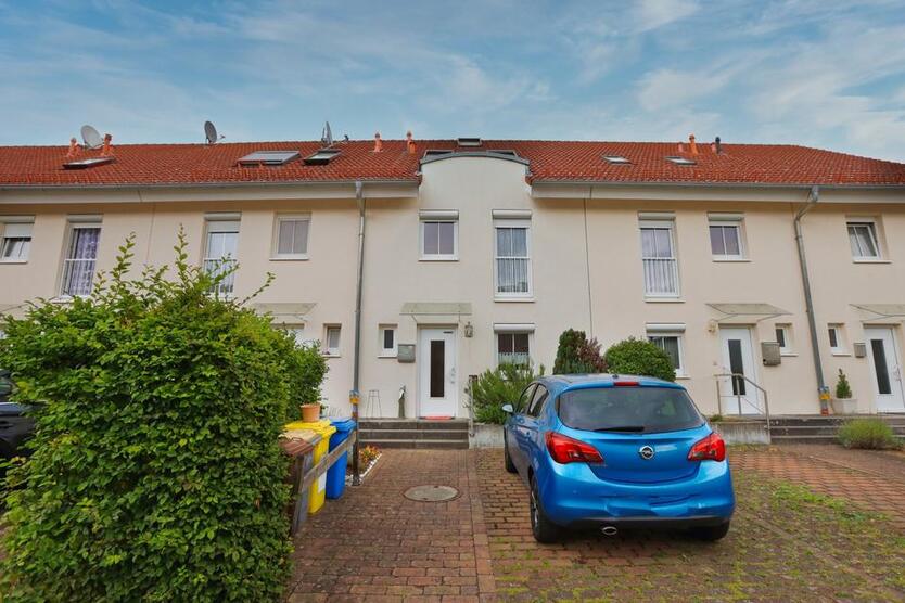 Attraktives Reihenhaus mit Einbauküche, Garten und zwei Stellplätzen ab 01.10.2025 zu mieten