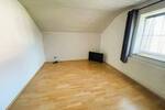 GEMÜTLICHE 2 12 Zimmer DG-Wohnung mit großem BALKON und GARAGE!