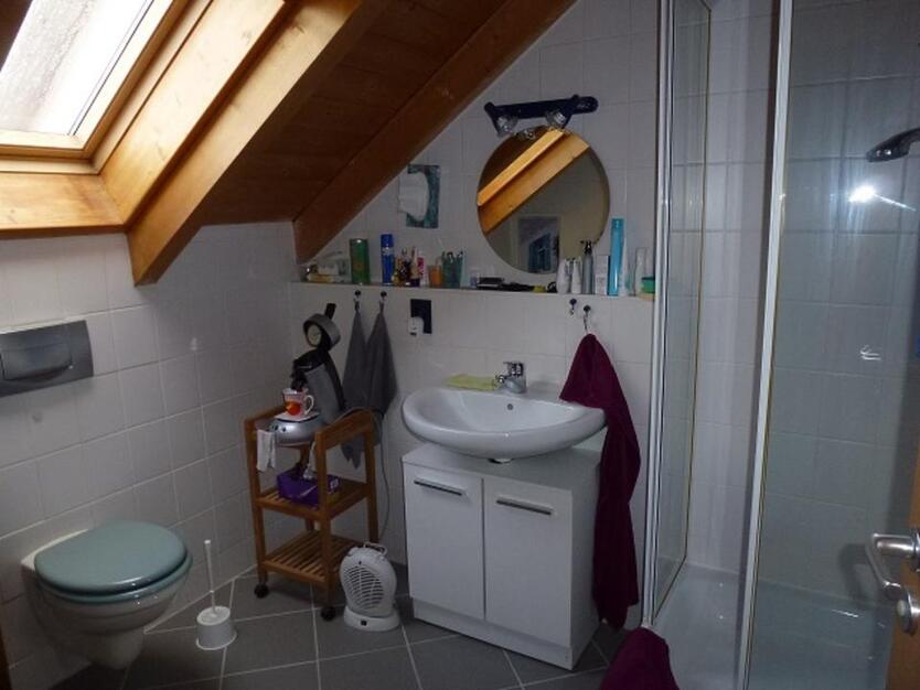 möbl. Zimmer f. 1 Pers. nur an Heimfahrer, m. Bad + Kochn. zimmer