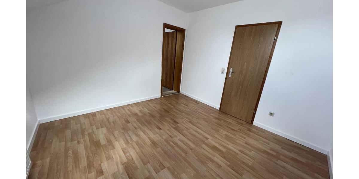 Renovierte 4 Zimmer Wohnung mit neuer Einbauküche im Herzen von Weida! - Dachgeschoßwohnung Weida Liebsdorf | Angebot:26146306