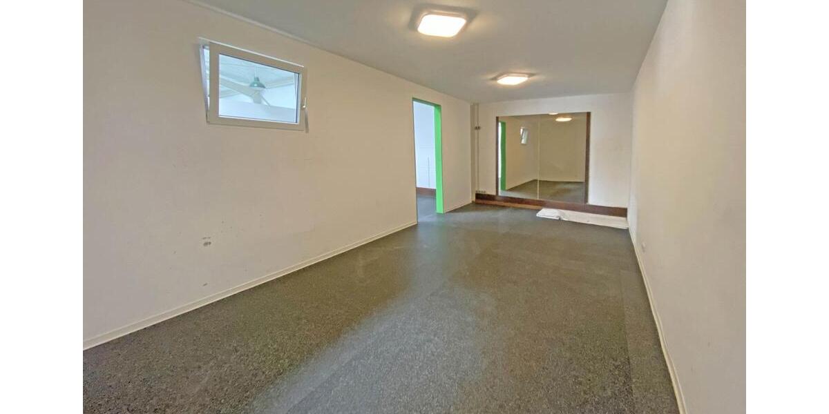 Vielseitige Gewerbehalle – ideal für Handel, Studio oder Lager zimmer
