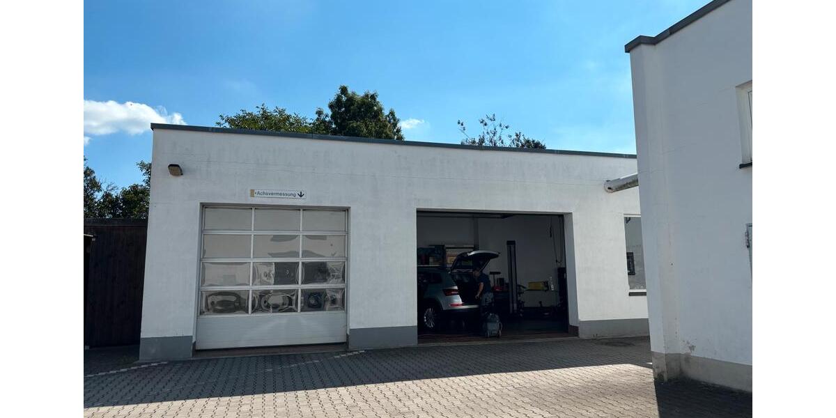 Aufbereitungshalle neben einem bestehenden Autohaus mit Werkstatt in Zeulenroda-Triebes zimmer