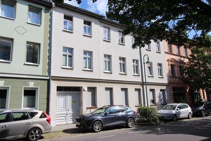 Altbaucharme pur: Lichtdurchflutete Wohnung mit eigenem Gartenplatz