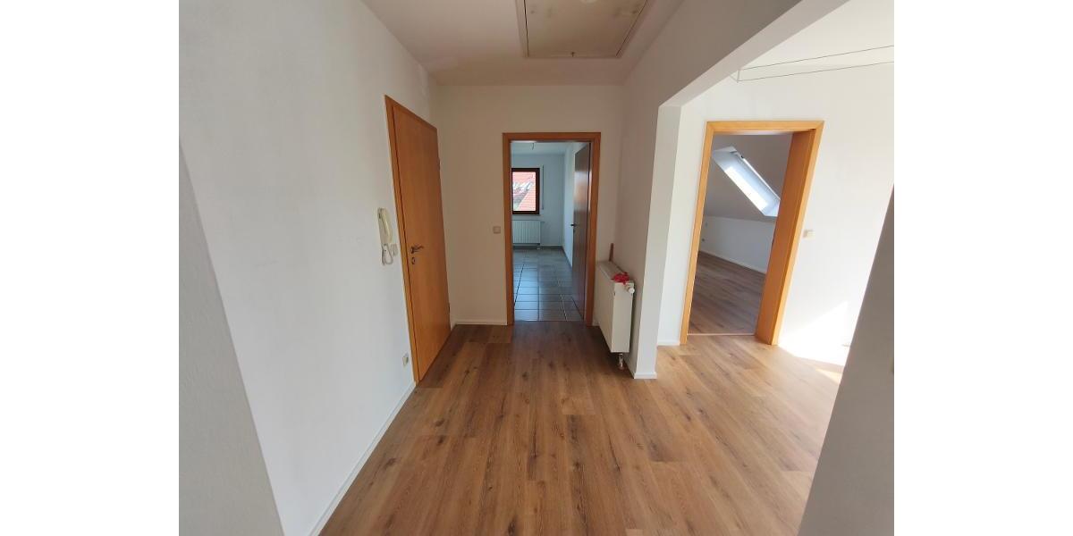 3 Zi. Wohnung im DG (1.OG) mit Balkon und Carport - Etagenwohnung Pommersfelden | Angebot:27230171