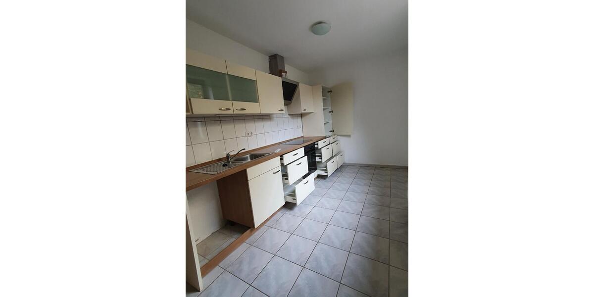 Renoviert, hell und sehr sparsam 3 zimmer