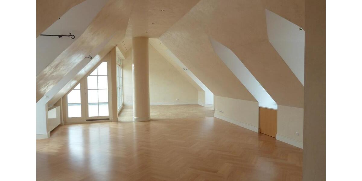 Dachgeschoßwohnung Schweinfurt Gartenstadt - 5 Zimmer, 242 m&sup2;, 1.800&euro; | Angebot:24700940