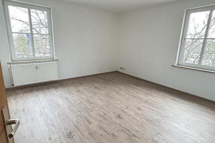 Lichtdurchflutete 3 Zimmer Wohnung mit Dusche und Balkon!