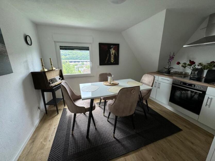 Siegen Weidenau komplett neu eingerichtetes Zimmer mit TV, Schreibtisch usw.