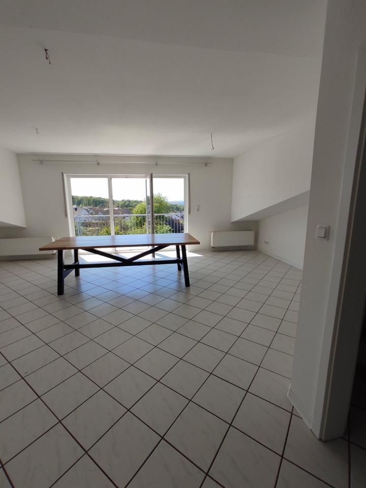 attraktive Wohnung, hell und mordern, 2 ZKB,Balkon,, Hsw.-Holz zimmer