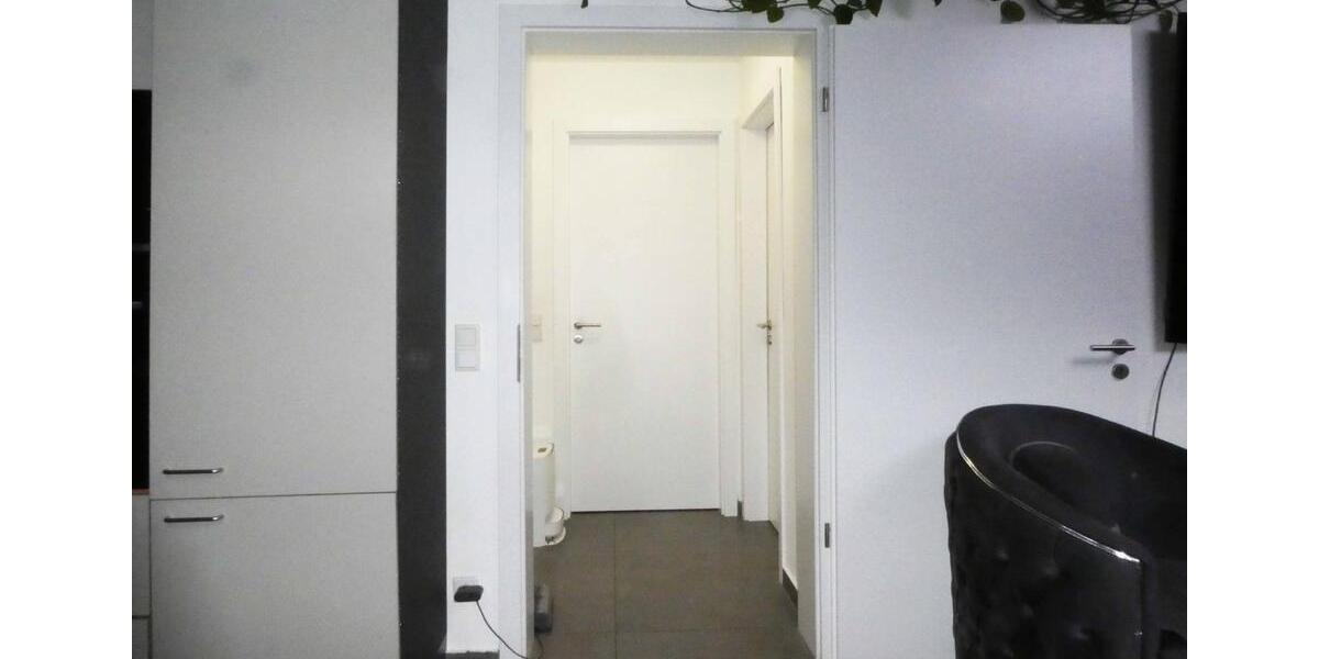 AUMÜLLER-Immobilien - Moderne energiesparsame 4-Zi-EG-Wohnung mit überdachtem Balkon und Carport 4 zimmer