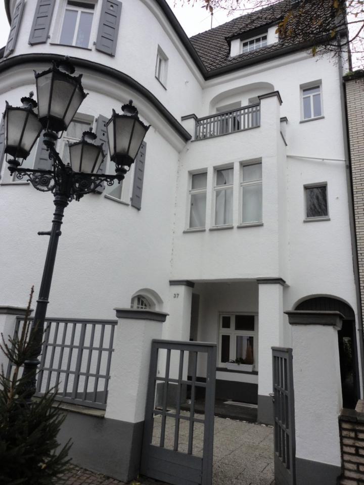 Jugendstilvilla 3 Z.-Whg. (2. Etg.) zu vermieten (saniert)