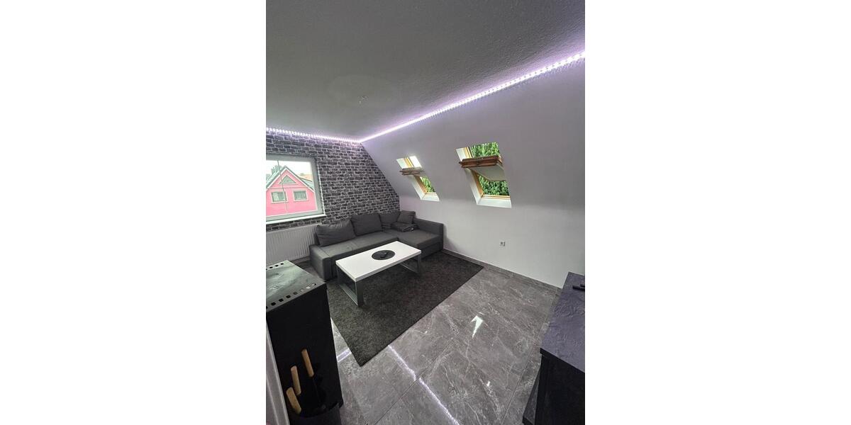 Elegante 4 Zimmer Wohnung mit eigenen Garten und Pool. 4 zimmer