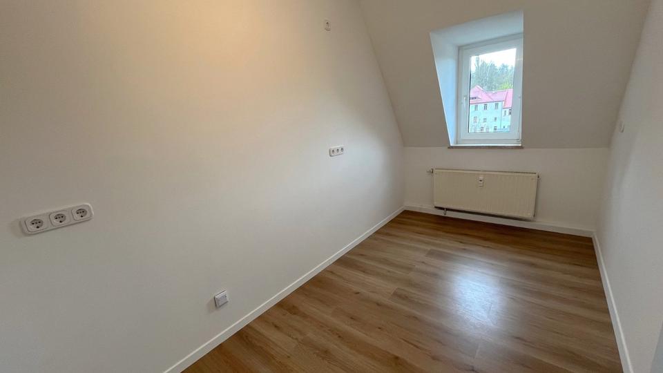 Dachgeschoßwohnung Werdau - 3 Zimmer, 64 m&sup2;, 390&euro; | Angebot:26032896