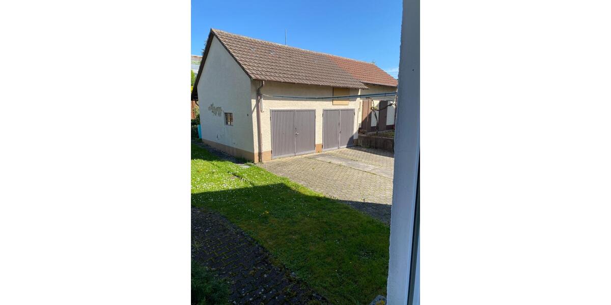 Geräumige 3,5-Zimmer-Wohnung mit Balkon, EK & Garage zu vermieten 2 zimmer