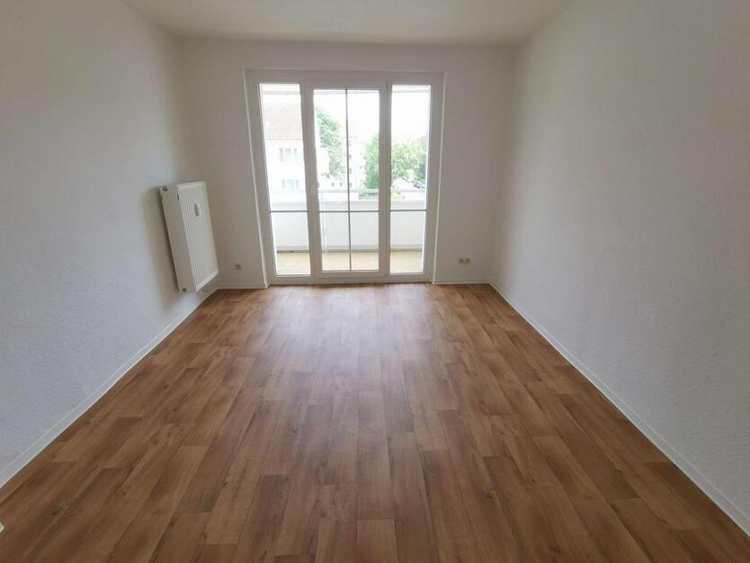Gerade in Renovierung für Sie - Helle 4-Raum-Wohnung mit Balkon - Stellplatz möglich