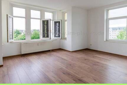 105m² mit Balkon - Stadtteil Seehaus in Plauen zur Miete - Bad Fenster und Badewanne - AltbauWohnung