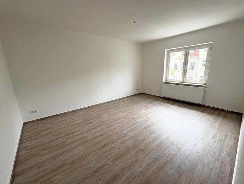 Erstbezug nach Sanierung, moderne 3 Zimmer Wohnung mit Dusche und Balkon!