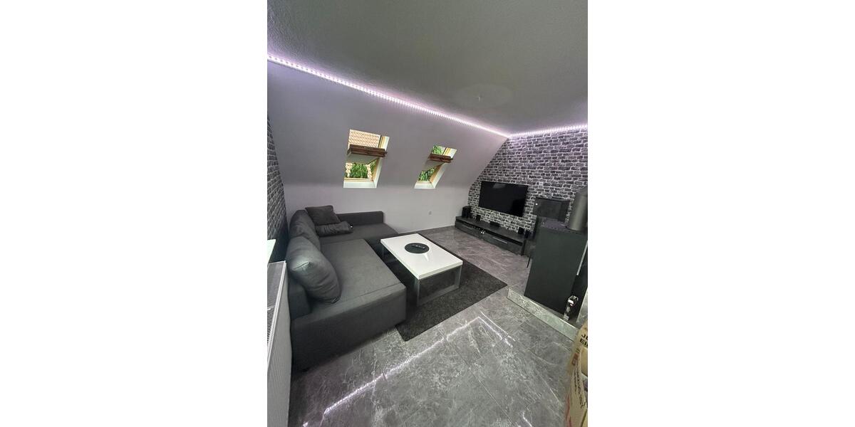 Elegante 4 Zimmer Wohnung mit eigenen Garten und Pool. 4 zimmer