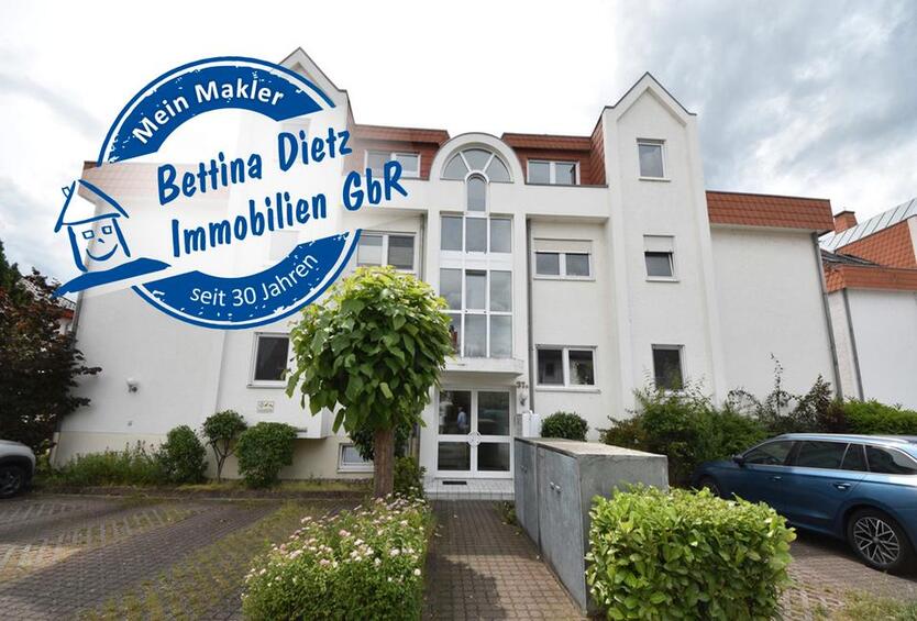 DIETZ: Gepflegte und moderne 3-Zimmer-Wohnung mit großer Dachterrasse, Einbauküche, Wanne + Dusche!