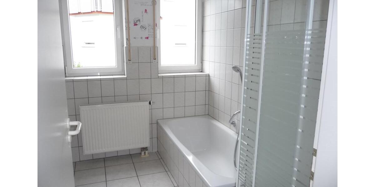 Gepflegte 3-Zimmer-DG-Wohnung, Tel.: 0171 8310089 3 zimmer