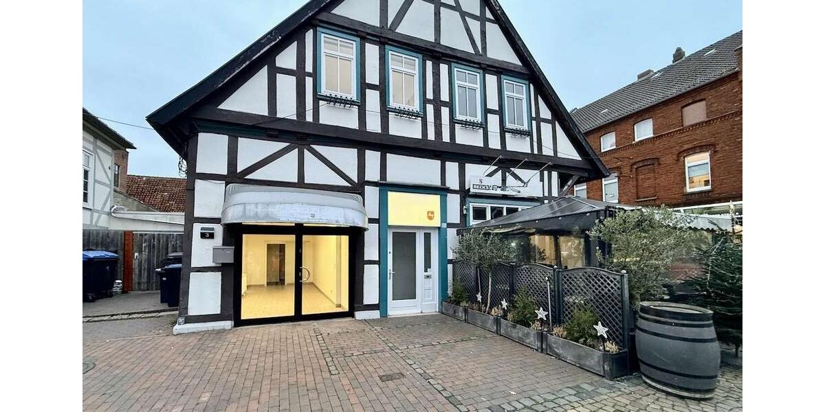 Kompakte Ladenfläche mit rund 31 m² – ideal für Kosmetik, Nagelstudio oder Beratung zimmer