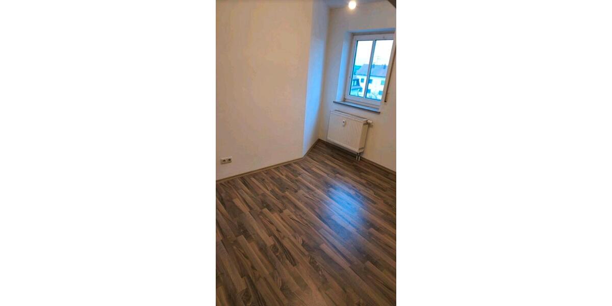 3 Zimmer DG-Wohnung in Maxhütte - Balkon + TG-Stellplatz 3 zimmer