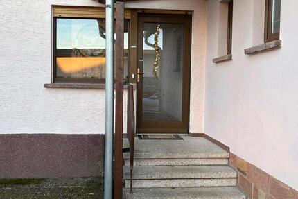 Zentral gelegene 2 Zimmer Wohnung . Souterrain 2 zimmer